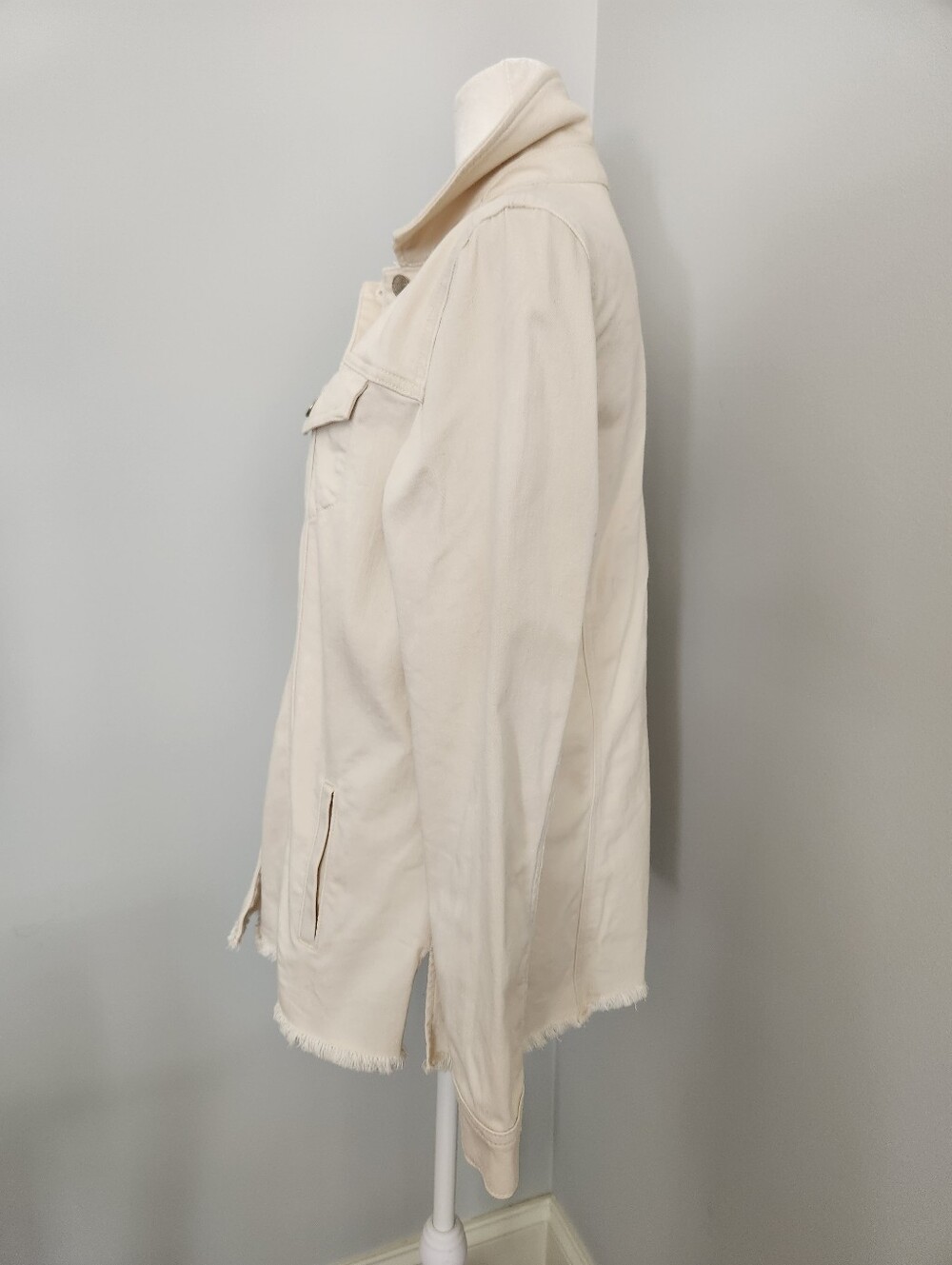 Chico's Lightweight Cream Shacket with Frayed Hem Sz 1 - Picture 5 of 10